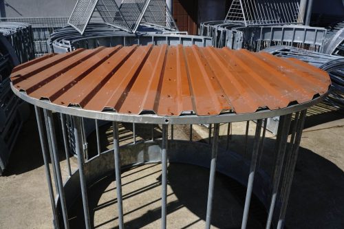 Juh körbála etető tetővel horganyzott kivitelben - átmérő: 140 cm