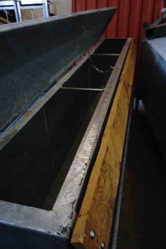 Juh etető mozgató nélkül Tüzihorganyzott kivitelben, egyoldalas bárány önetető (150 cm)