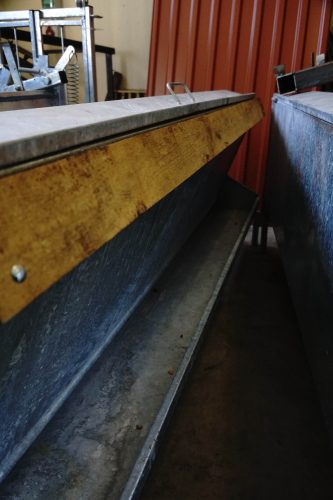 Juh etető mozgató nélkül Tüzihorganyzott kivitelben, egyoldalas bárány önetető (150 cm)