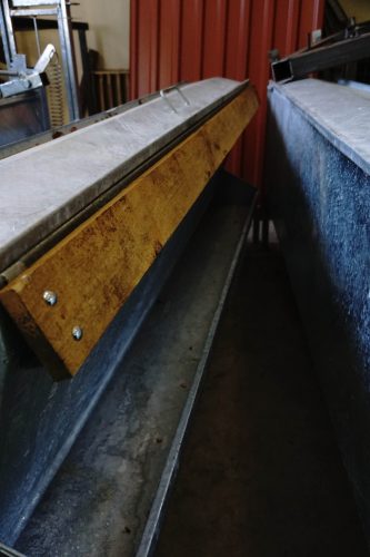 Juh etető mozgató nélkül festett kivitelben, egyoldalas bárány önetető (100 cm)