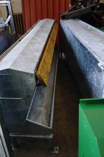Juh etető mozgató nélkül festett kivitelben, egyoldalas bárány önetető (100 cm)