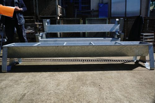 Juh etető-, itatóvályú tűzihorganyzott kivitelben - 300x30 cm