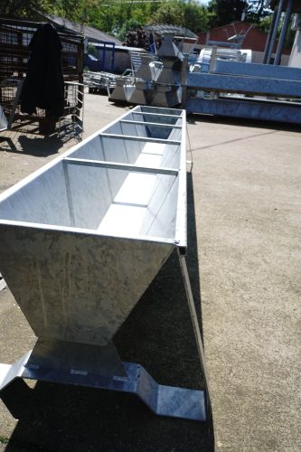 Juh etető-, itatóvályú tűzihorganyzott kivitelben - 300x30 cm