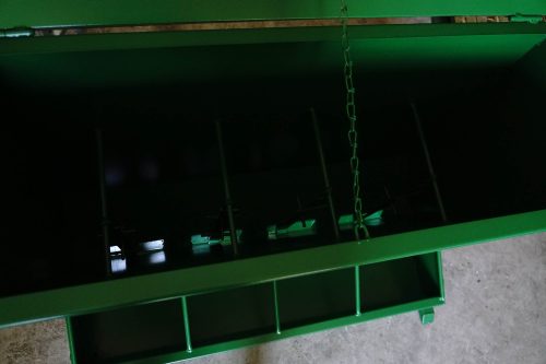 Sertésetető, hízóetető mozgatóval 60 cm festett kivitelben 2 férőhelyes