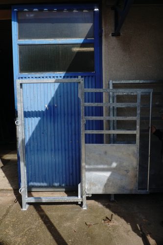Szarvasmarha kapu, ki-, beeresztő kapu szélesség: 900 mm, magasság: 2000 mm; tüzihorganyzott