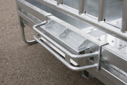Fedett etető, 12 állásos, 2x2 m, teljes méret: 2.12 x 2.12 x 2.5 m, etető paliszander etetőráccsal lovak és szarvasmarhák számára