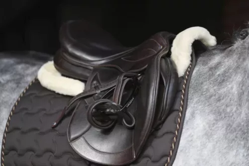 Nyeregpárna, fekete, műszőr full